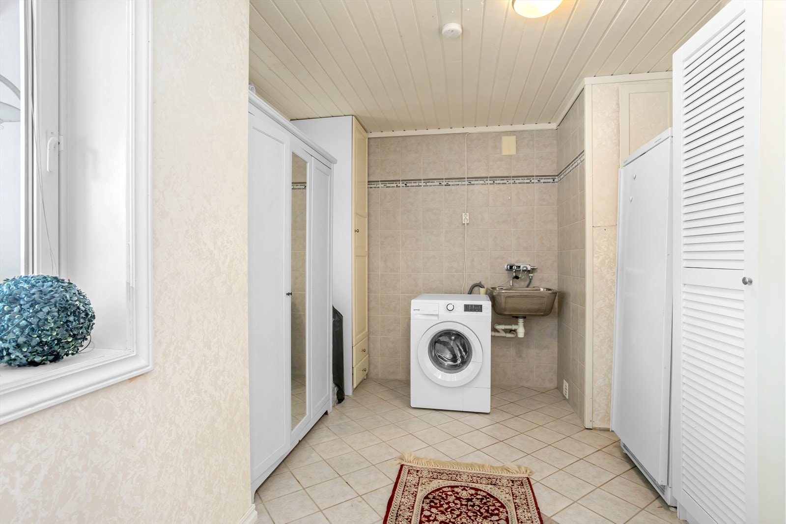 Vaskerommet har elektriske varmekabler, vaskekum og opplegg for vaskemaskin. Veggene har våtromstapet/belegg, taket har panel og gulvet er flislagt. Galleribilde