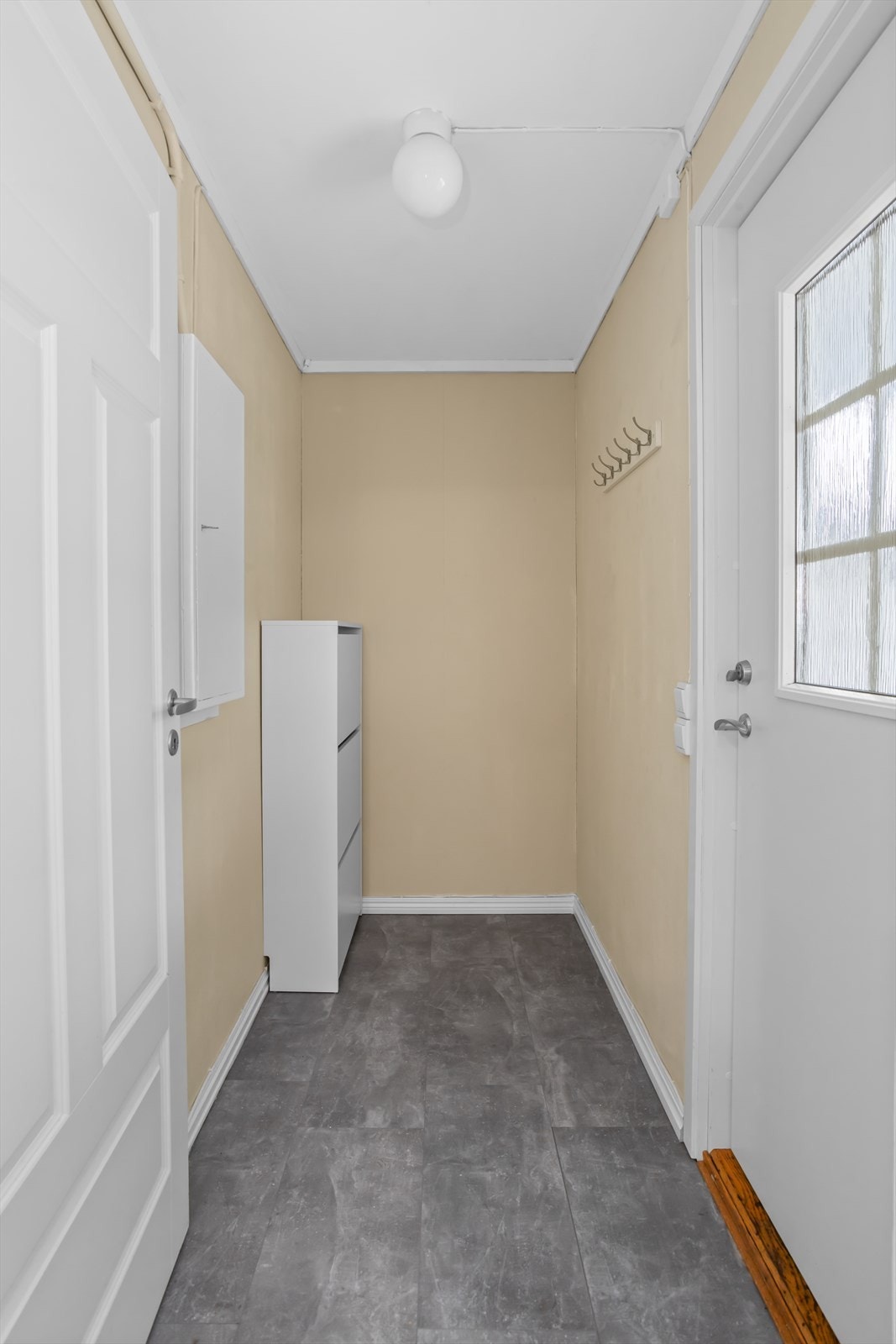 Entréen er lys og praktisk utformet, med plass til yttertøy og sko Galleribilde