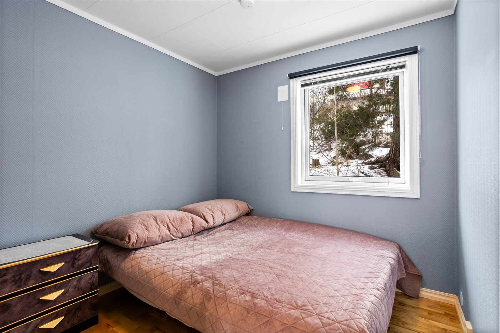 Soverom 2 passer godt som barnerom, gjesterom eller kontor. Rommet har plass til dobbeltseng og enklere møblering. Galleribilde