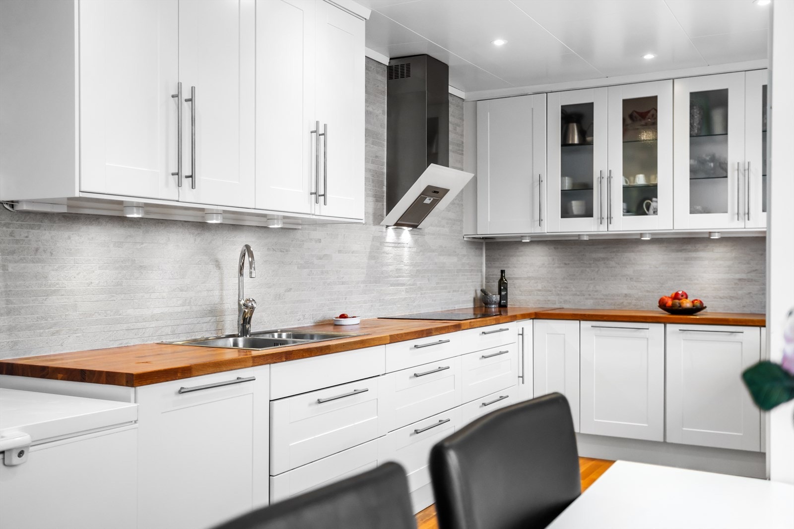 Her får du en flott heltre benkeplate kombinert med rikelig skapplass. En løsning som både er tidløs, funksjonell og gir kjøkkenet et godt uttrykk Galleribilde