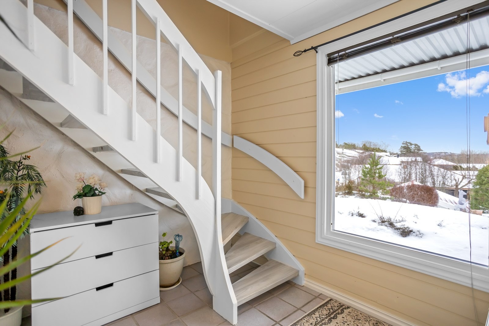 Trappen fra underetasjen bringer deg opp i første etasjen Galleribilde