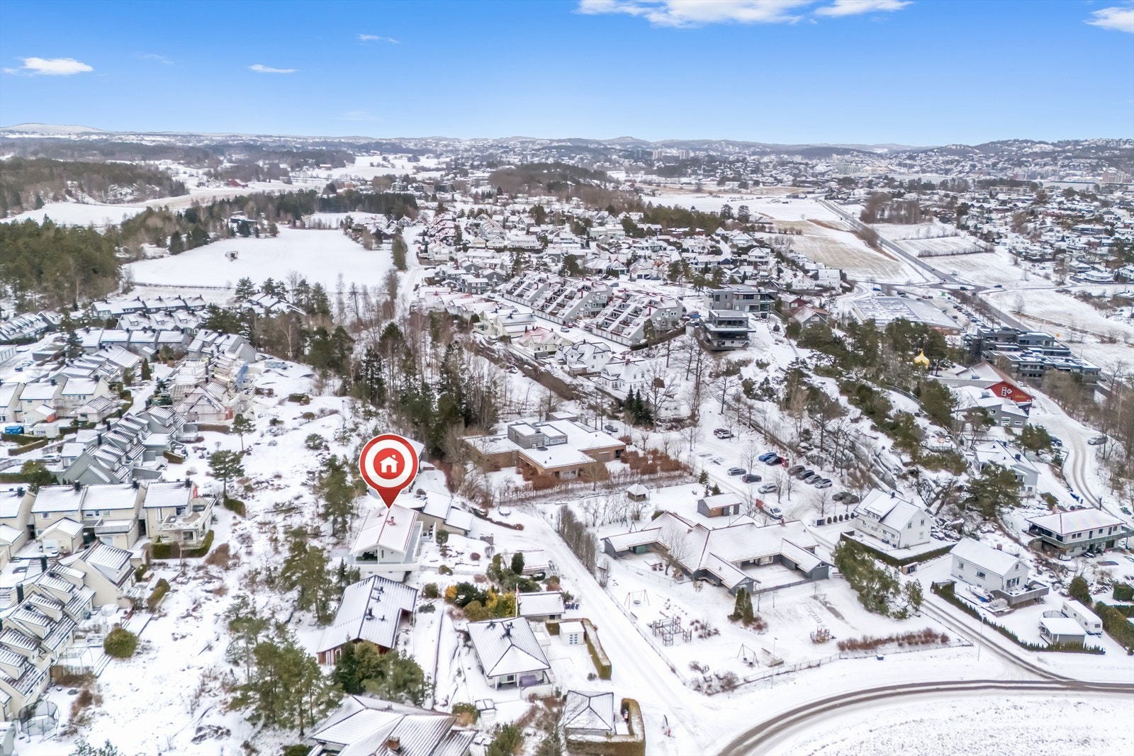 Et meglerkast unna finner du både Meny Granholmen og apotek, noe som gir svært gode hverdagsfasiliteter. Galleribilde