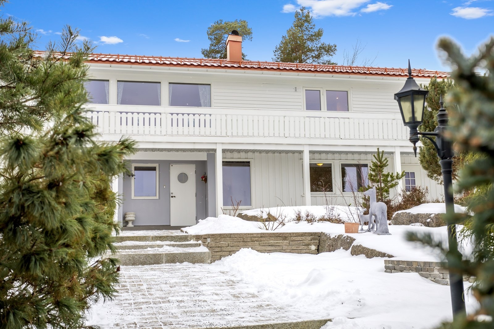 Vinterbildet gir et godt inntrykk av eiendommens uteområde i snødekte omgivelser. Tomten fremstår ryddig og oversiktlig også i vintermånedene Galleribilde