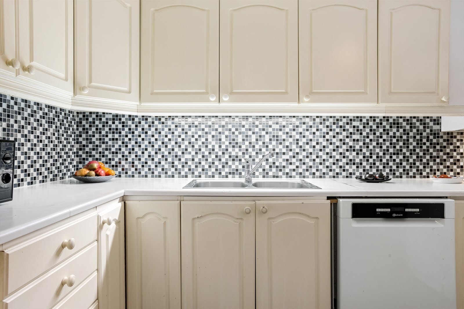 Det er oppvaskmaskin, komfyr og kjøkkenventilator med avtrekk ut Galleribilde