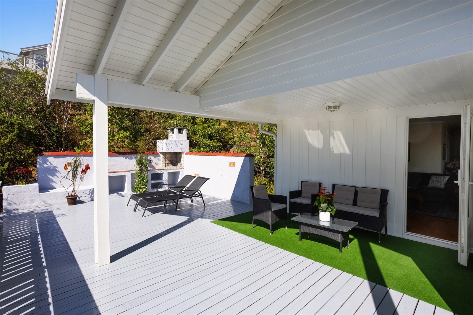 Verandaen/balkongen gir flotte muligheter for å innrede med både sittegruppe og spiseplass. Et godt sted for avslapning, grilling og sosiale sammenkomster på fine dager Galleribilde