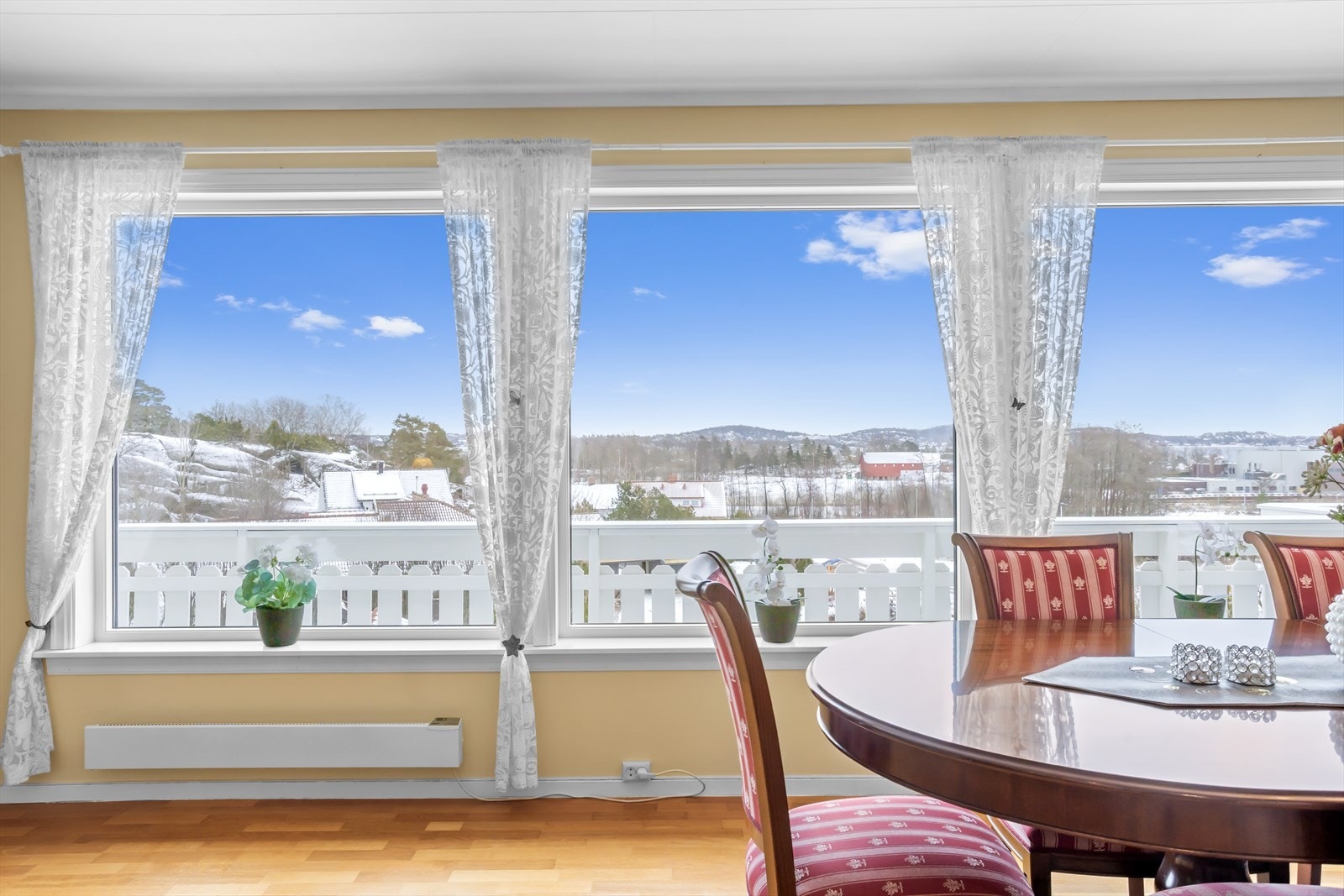 Store vindusflater gir godt med lysinnlsipp Galleribilde