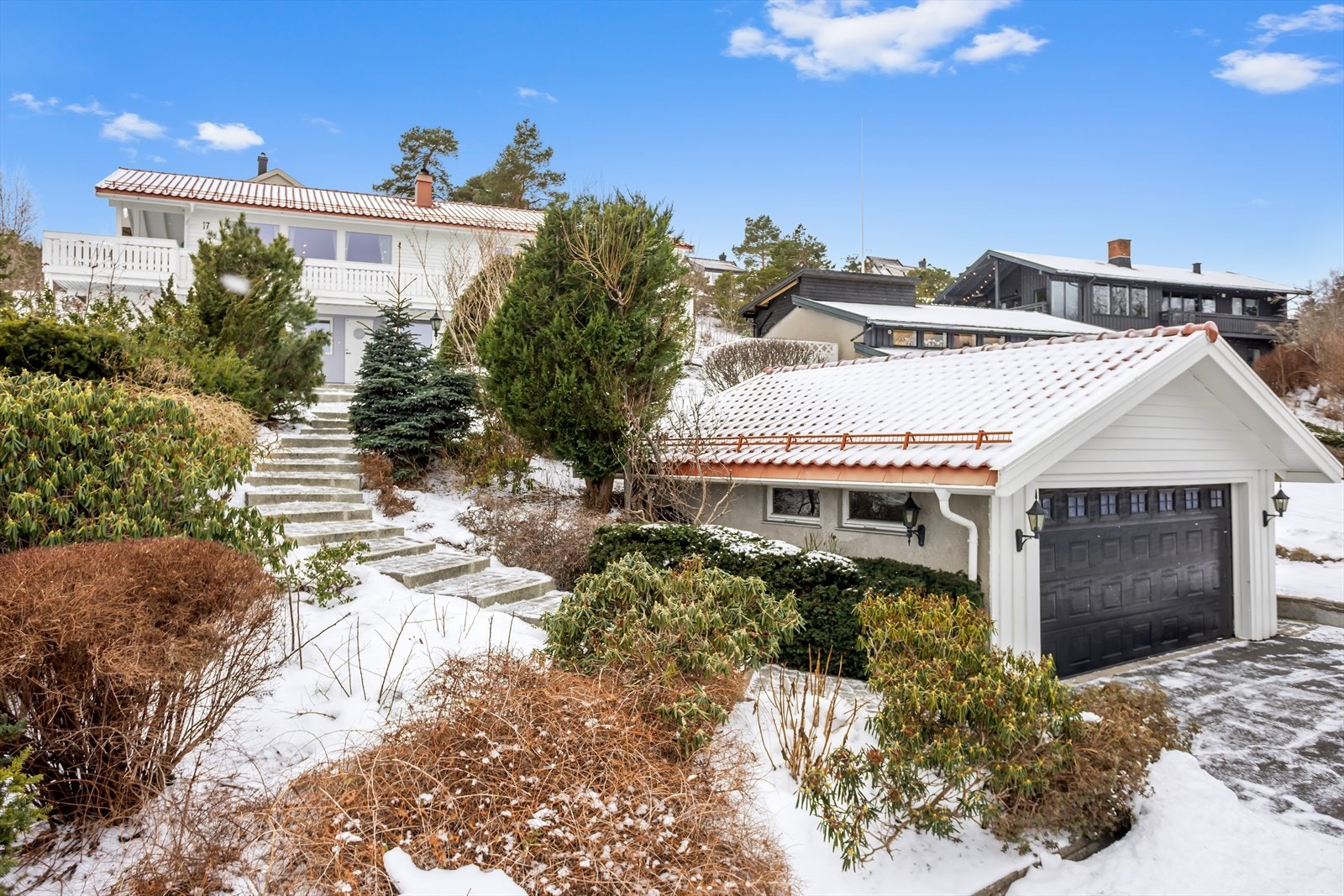 Eiendommen disponerer en praktisk og romslig garasje som gir god plass til bil, sportsutstyr og lagring Galleribilde