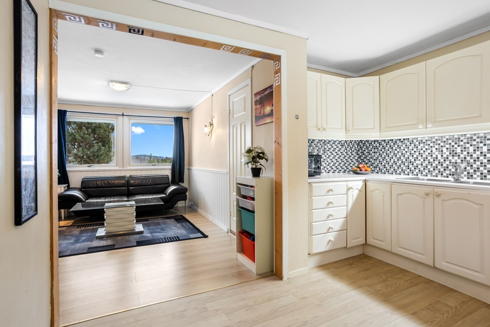 Fra stuen har du direkte adkomst til kjøkkenet Galleribilde