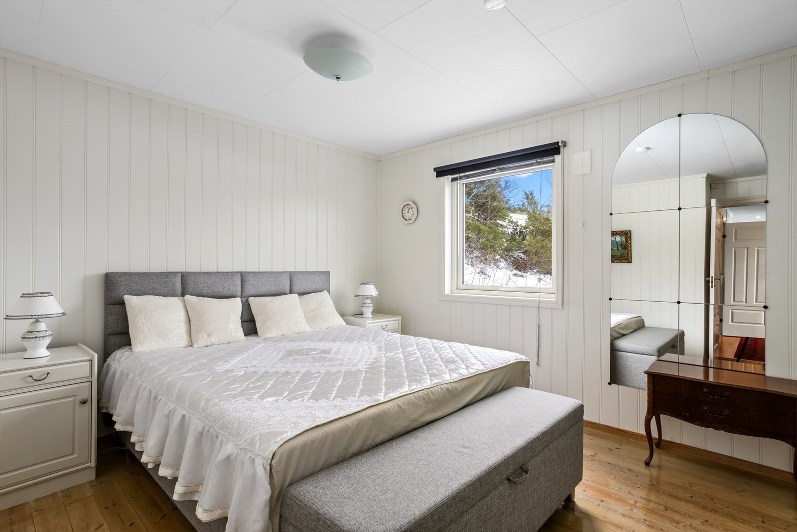 Hovedsoverommet oppleves lyst og luftig, og er utstyrt med en skyvedørsgarderobe som sørger for god oppbevaring Galleribilde