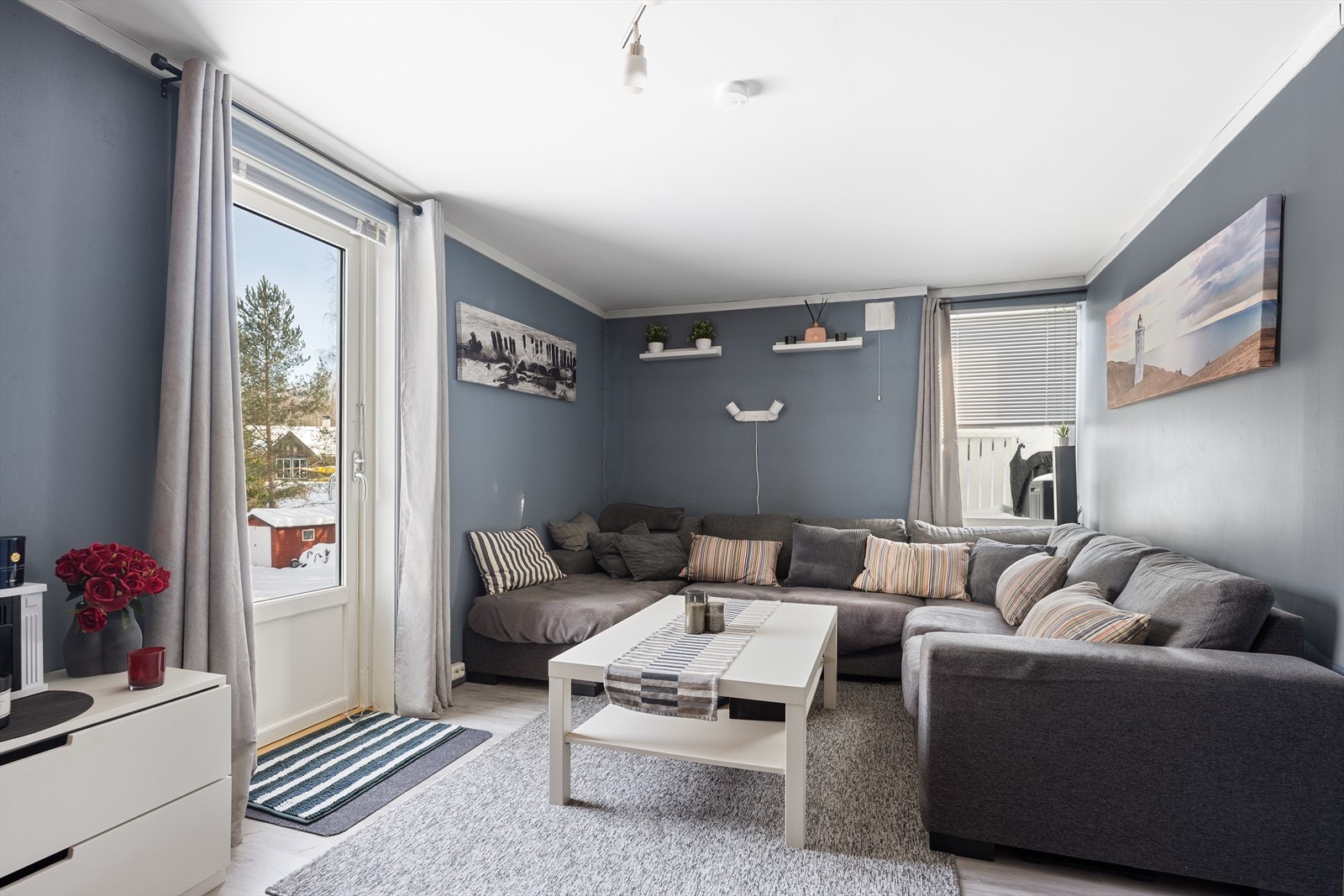 Den godkjente utleiedelen i underetasjen har egen stue med utgang til en liten uteplass. Galleribilde