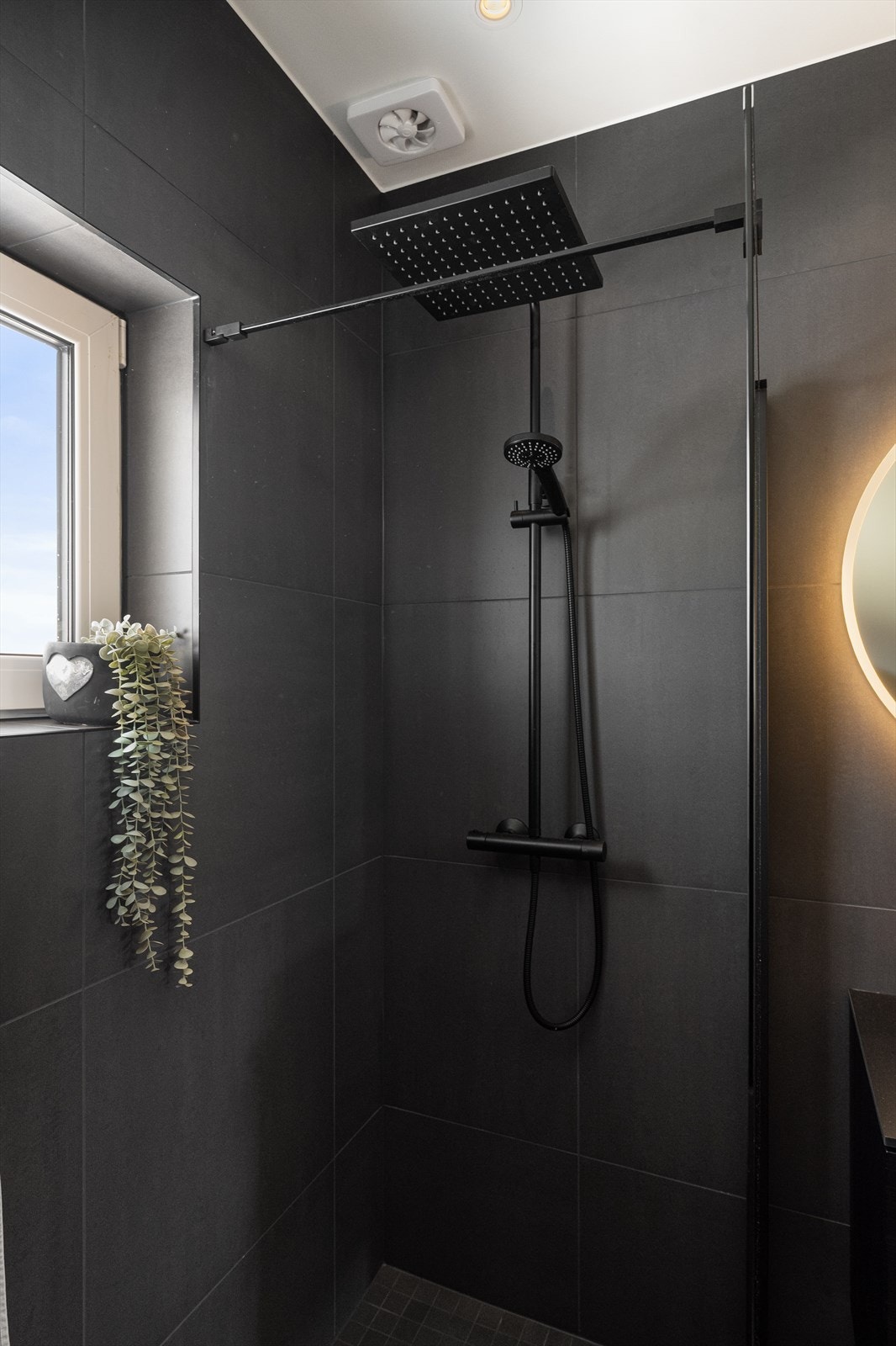 Dusjnisje med regnfallsdusj og separat hånddusj. Galleribilde