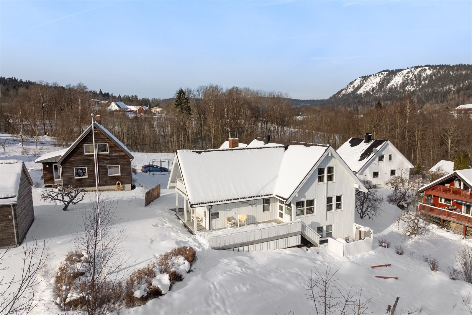 Nyt en fredelig tilværelse i et trygt nabolag med naturen som nærmeste nabo, samtidig enkelt tilgang til "alt" du trenger i hverdagen. Galleribilde
