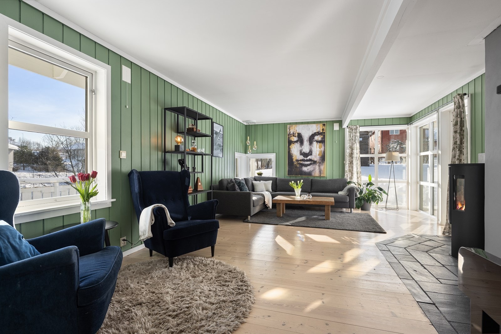 Store vindusflater og gulvbord som ble slipt og lakkert i 2013, gir rommet karakter. Galleribilde