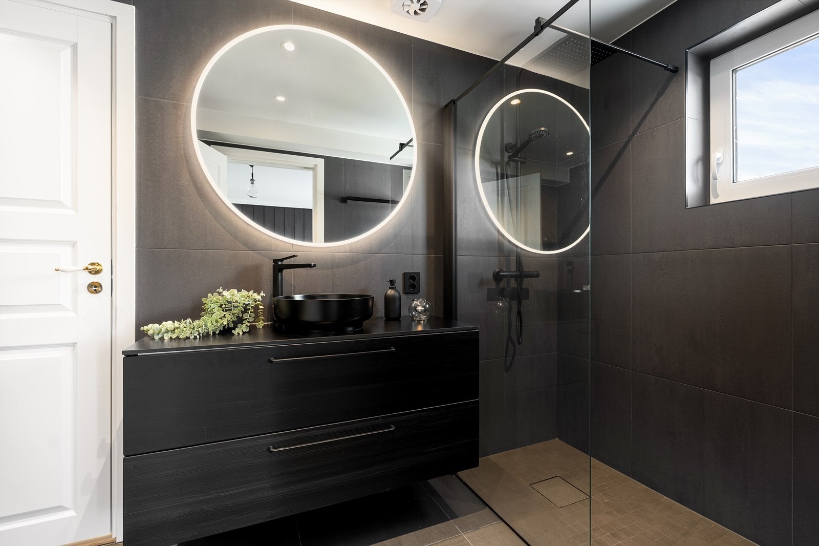 Badet i første etasje ble totalrenovert i 2025. Det foreligger dokumentasjon. Galleribilde