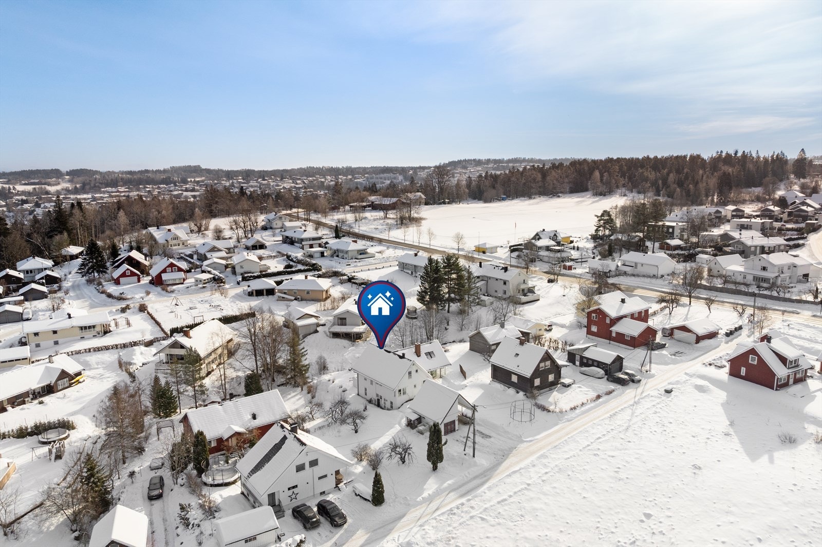 Den særegne arkitektoniske eneboligen har både garasjeplass og carport, samt biloppstillingsplass til utleiedelen. Galleribilde