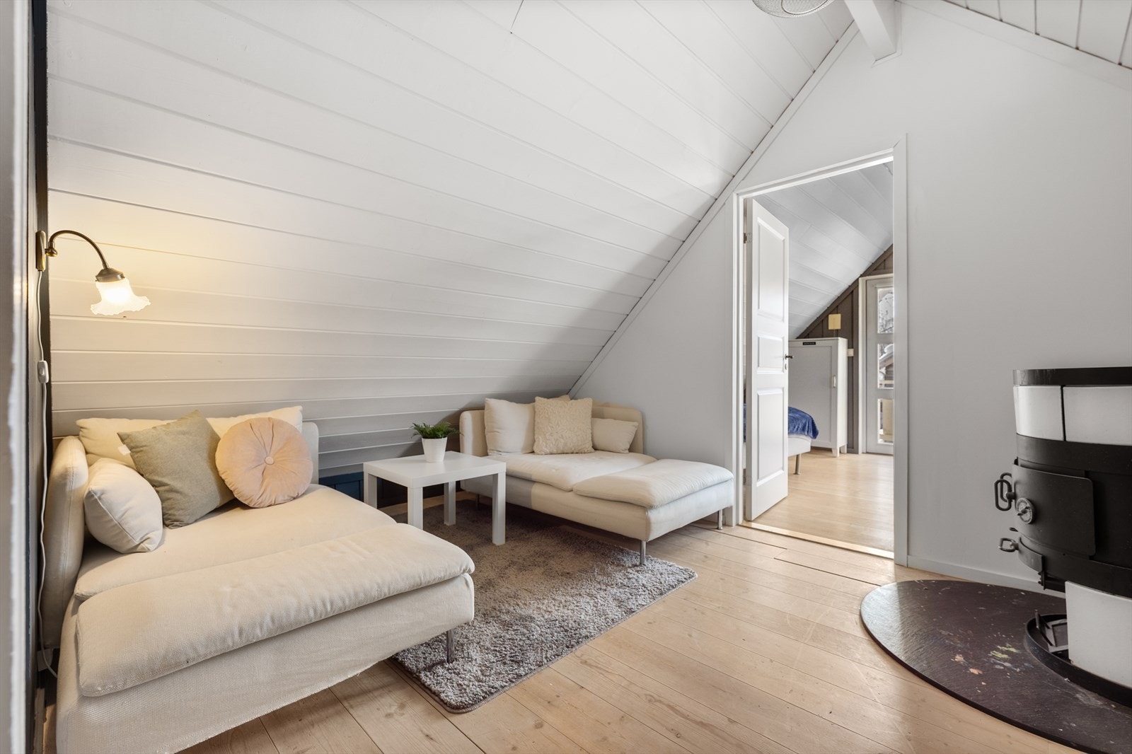 Det er satt opp lettvegg i loftstuen for å sørge for ekstra soverom på denne etasjen. Galleribilde