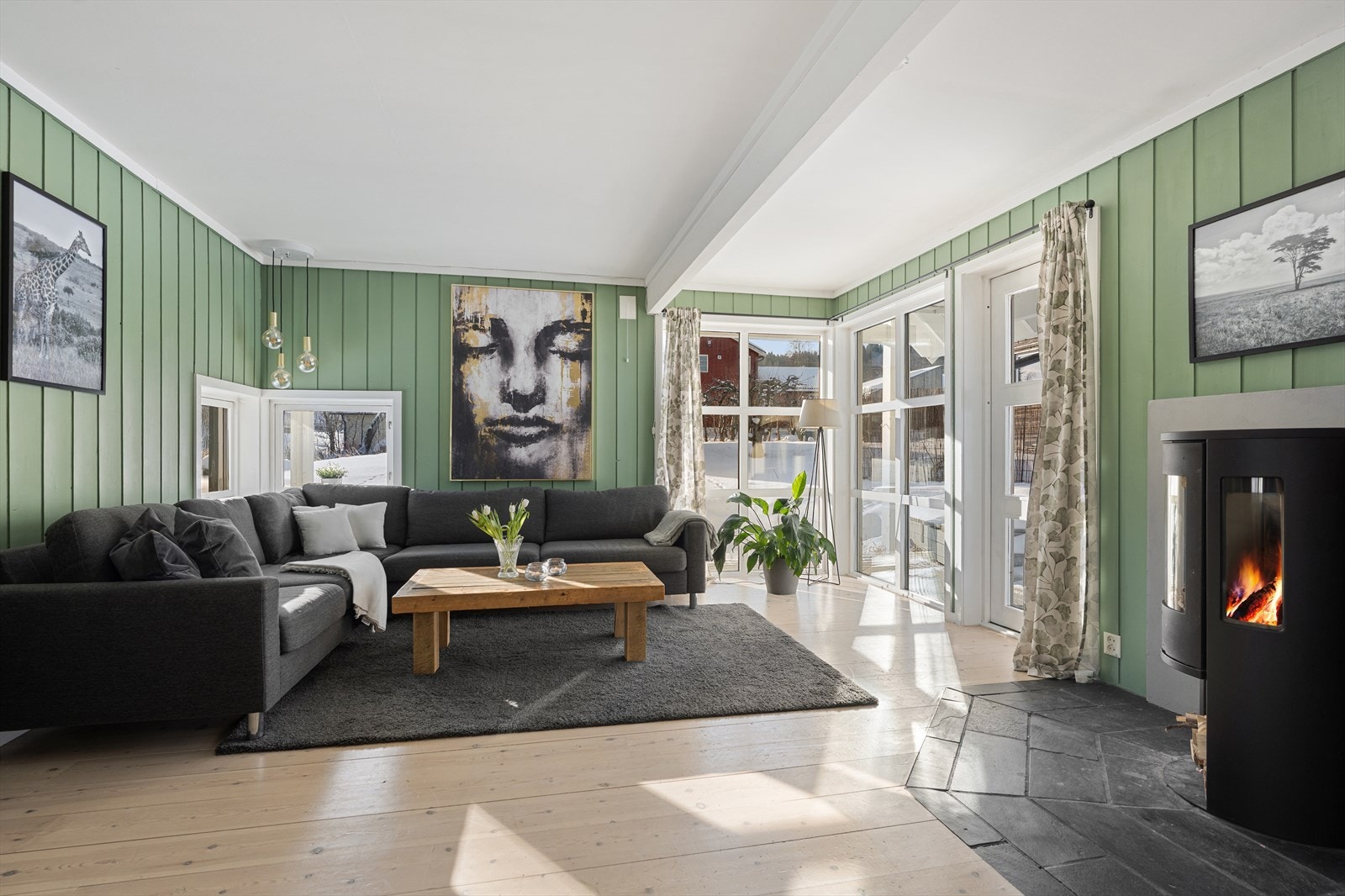 Stuen er et lyst og luftig rom med nyere peisovn som sørger for kos og varme til de ellers kalde vinterdagene. Galleribilde