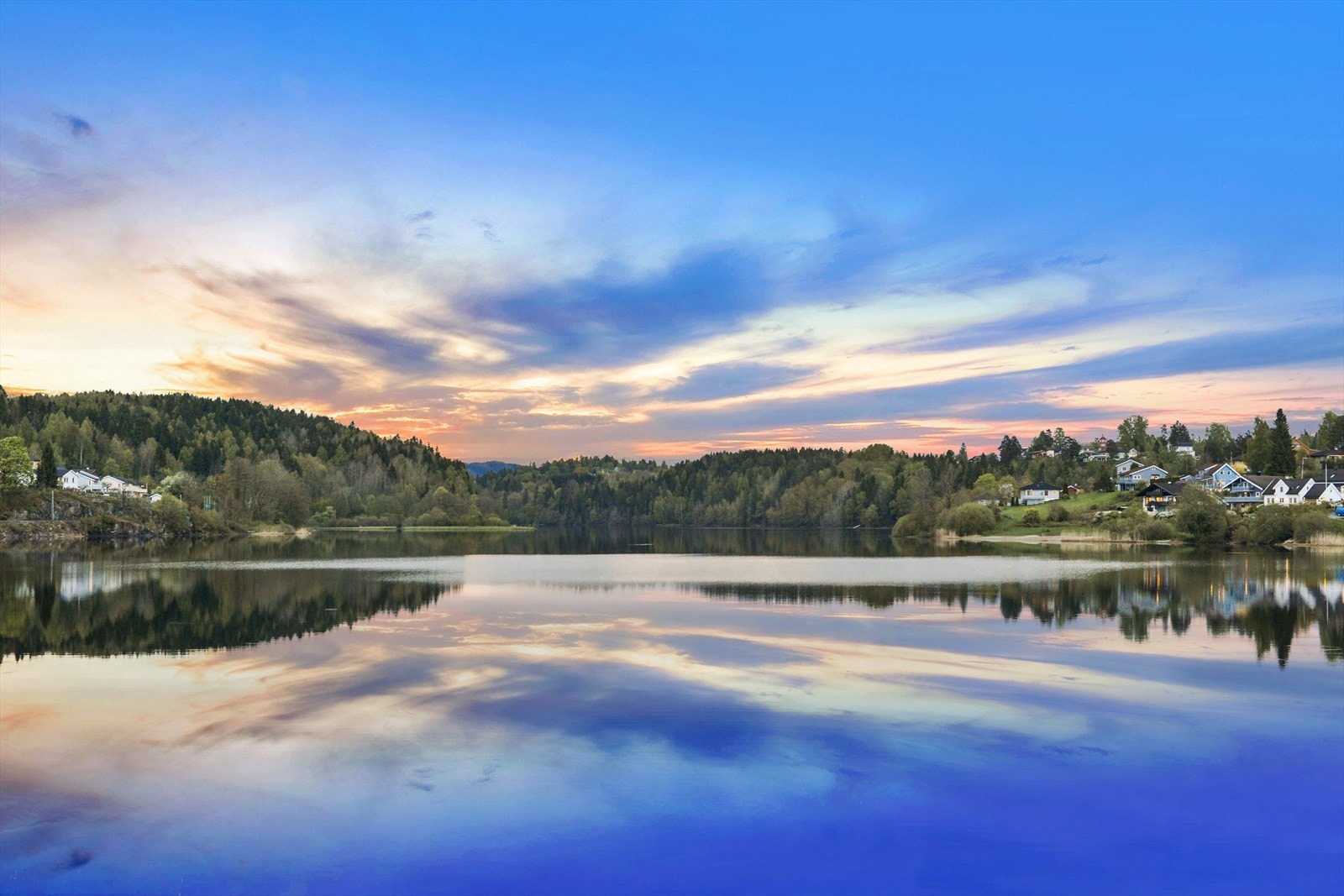 Gjellumvannet i Heggedal blir et møtepunkt for mange av Heggedals innbyggere. Her finner du badebrygger, badestrand og volleyballbane ved vannet. Galleribilde