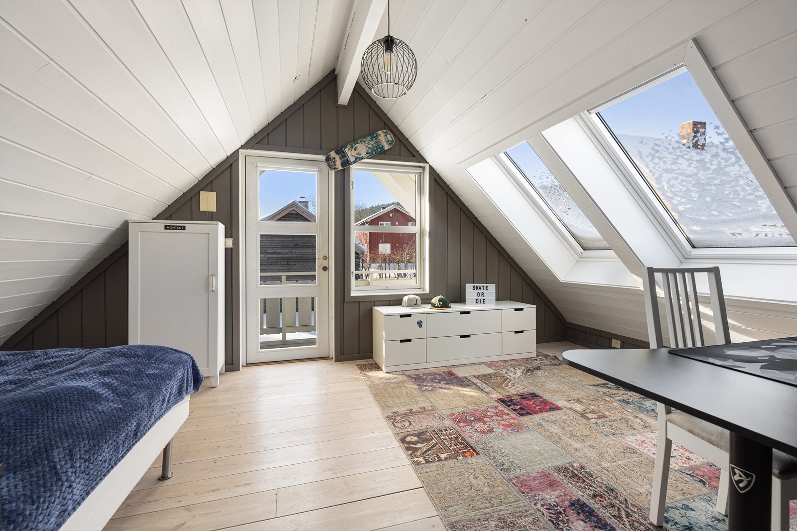 Fra dette soverommet er det utgang til en veranda på 4 m². Galleribilde