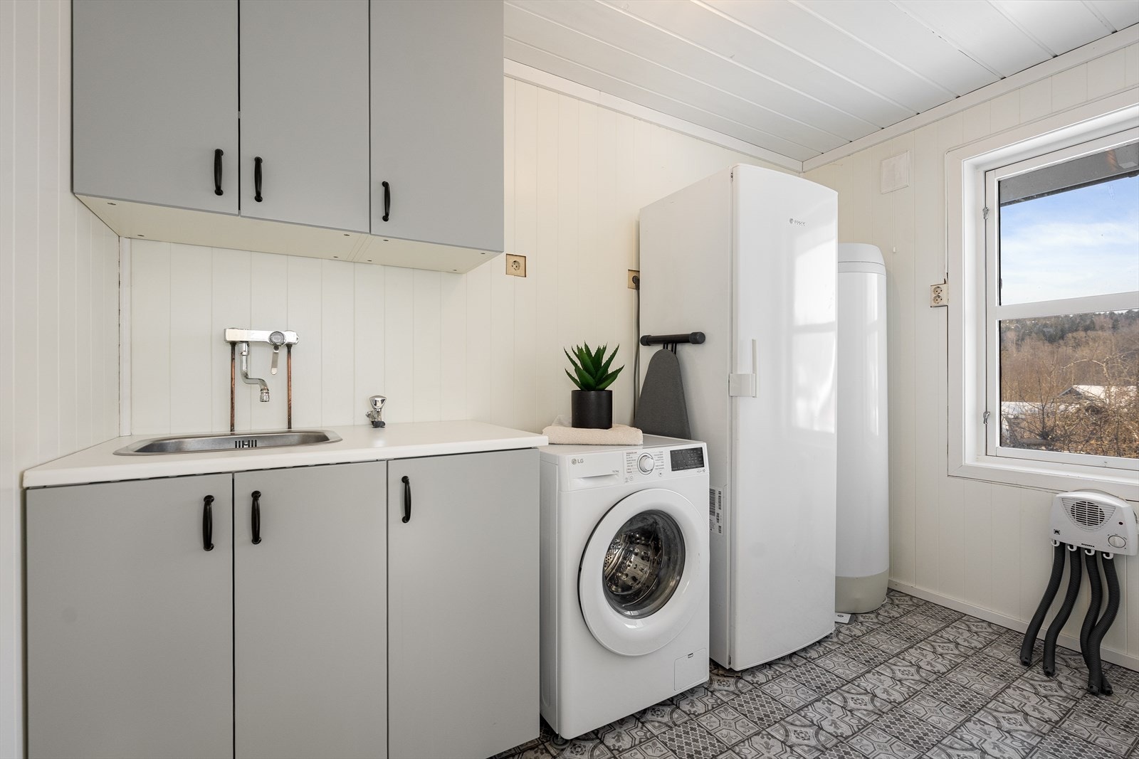 Praktisk vaskerom, overflateoppusset i 2021, med ny varmtvannsbereder fra samme år. Galleribilde