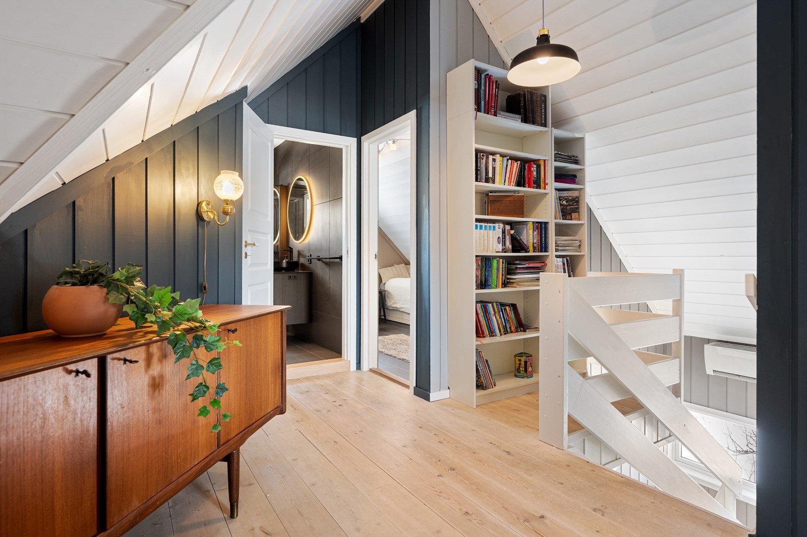 Trappen leder opp til tre gode soverom, loftstue, bad og to boder. Galleribilde