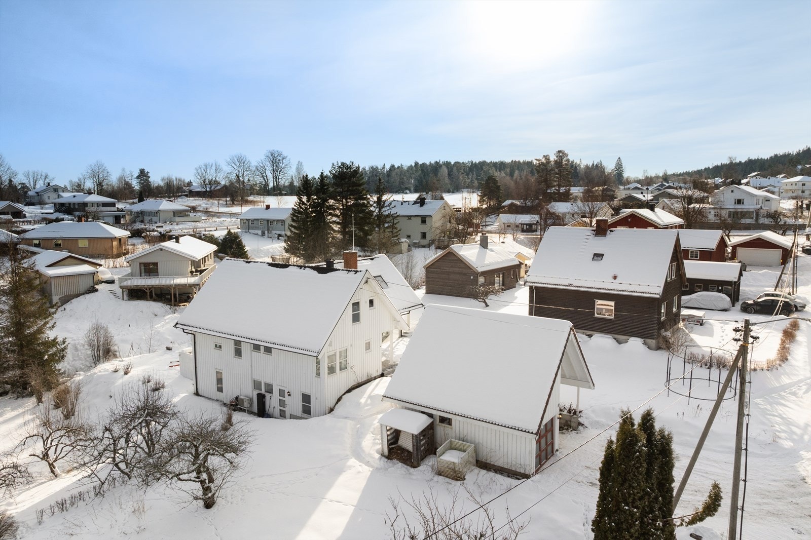 Eiendommen strekker seg over 1 mål, og ligger meget solrikt til! Galleribilde