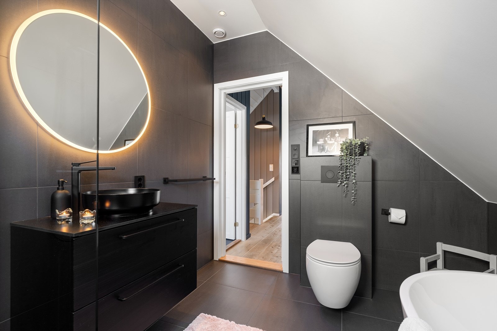 Delikat baderomsinnredning, vegghengt toalett og elektrisk gulvvarme. Galleribilde