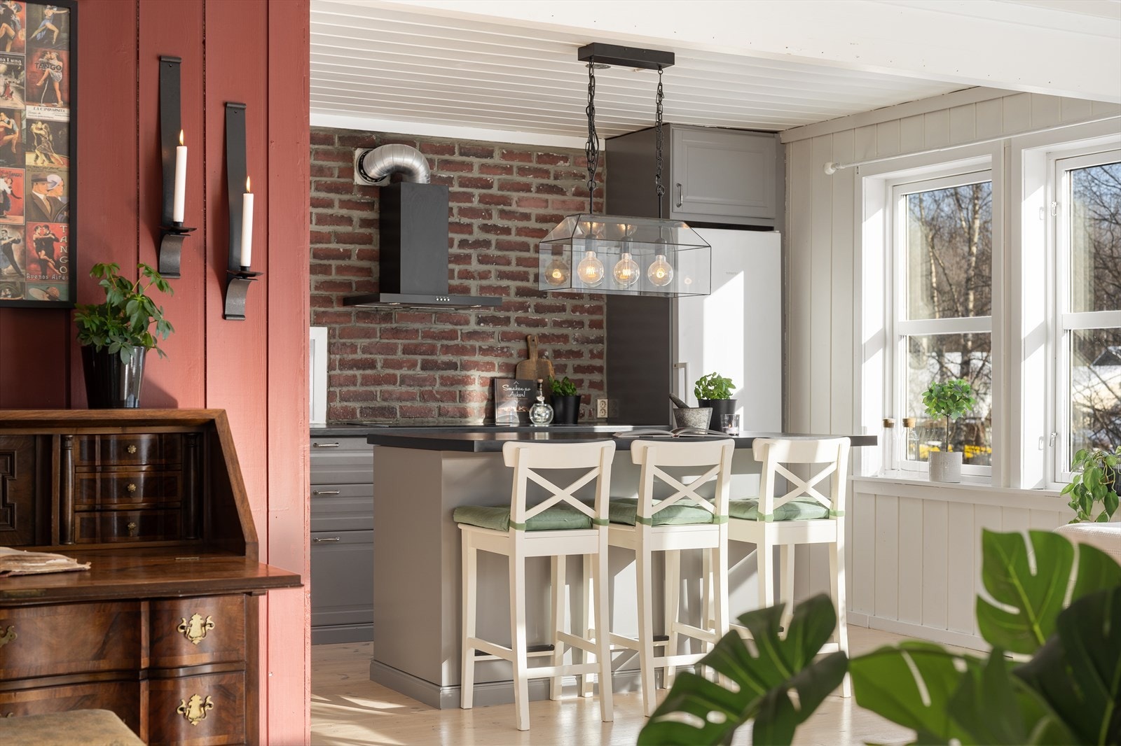 Boligens kjøkken og stue er ført i en klassisk, bonderomantikk stil som passer godt med omgivelsene. Galleribilde