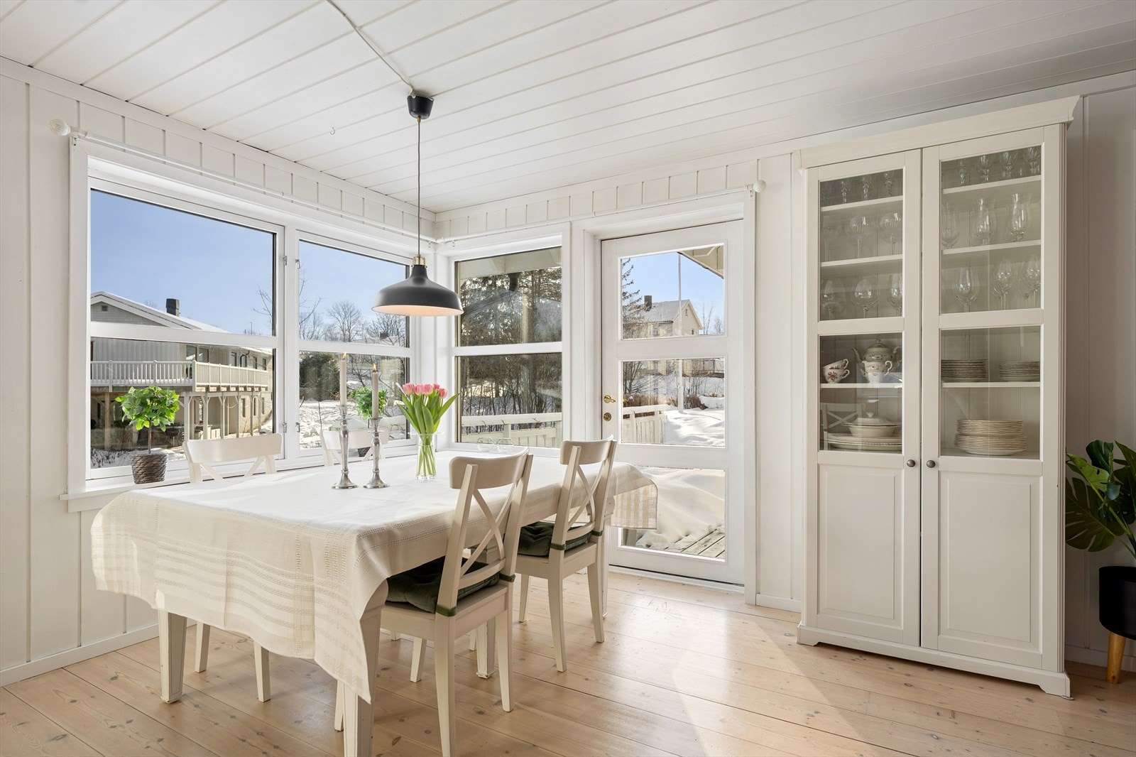 Rommet har vide vindusflater som sørger for rikelig med naturlig lys og en god atmosfære. Fra kjøkken og stue finner du utgang til den store terrassen på 75m² Galleribilde