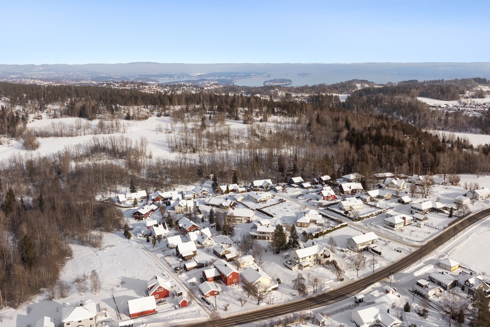 Fra eiendommen er det enkel tilgang til offentlig transport, med busstopp få minutter gange unna. Bussen korresponderer også med toget. Galleribilde