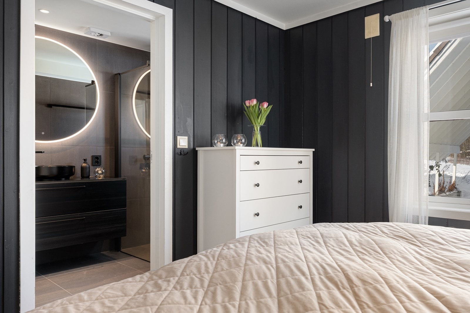 Soverommet ligger i suiteløsning, tilknyttet eget bad. Badet har også inngang fra hallen. Galleribilde