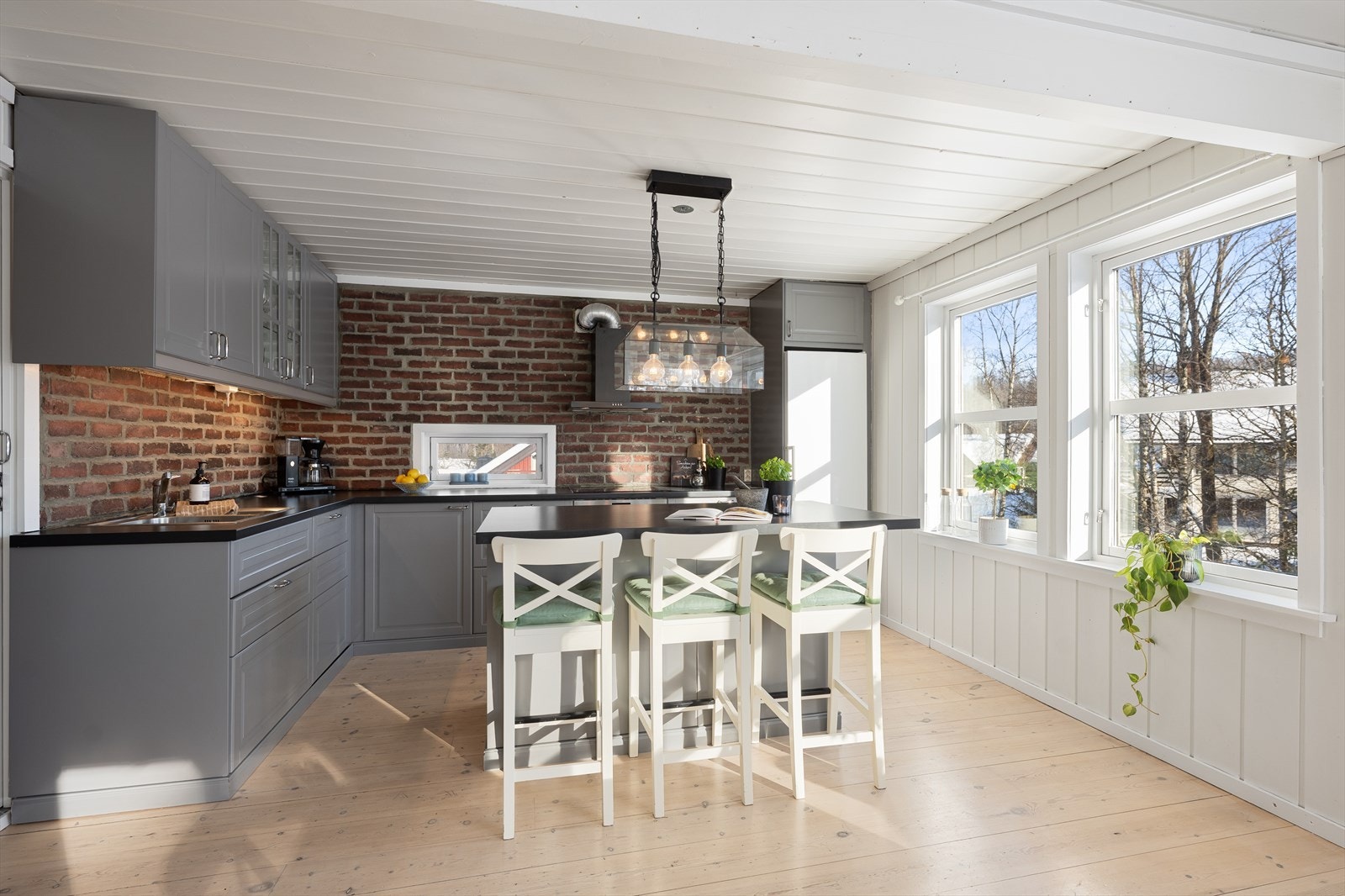 Kjøkkenet fra 2013 er praktisk innredet med kjøkkenøy som gir ekstra arbeids- og spiseplass. Galleribilde