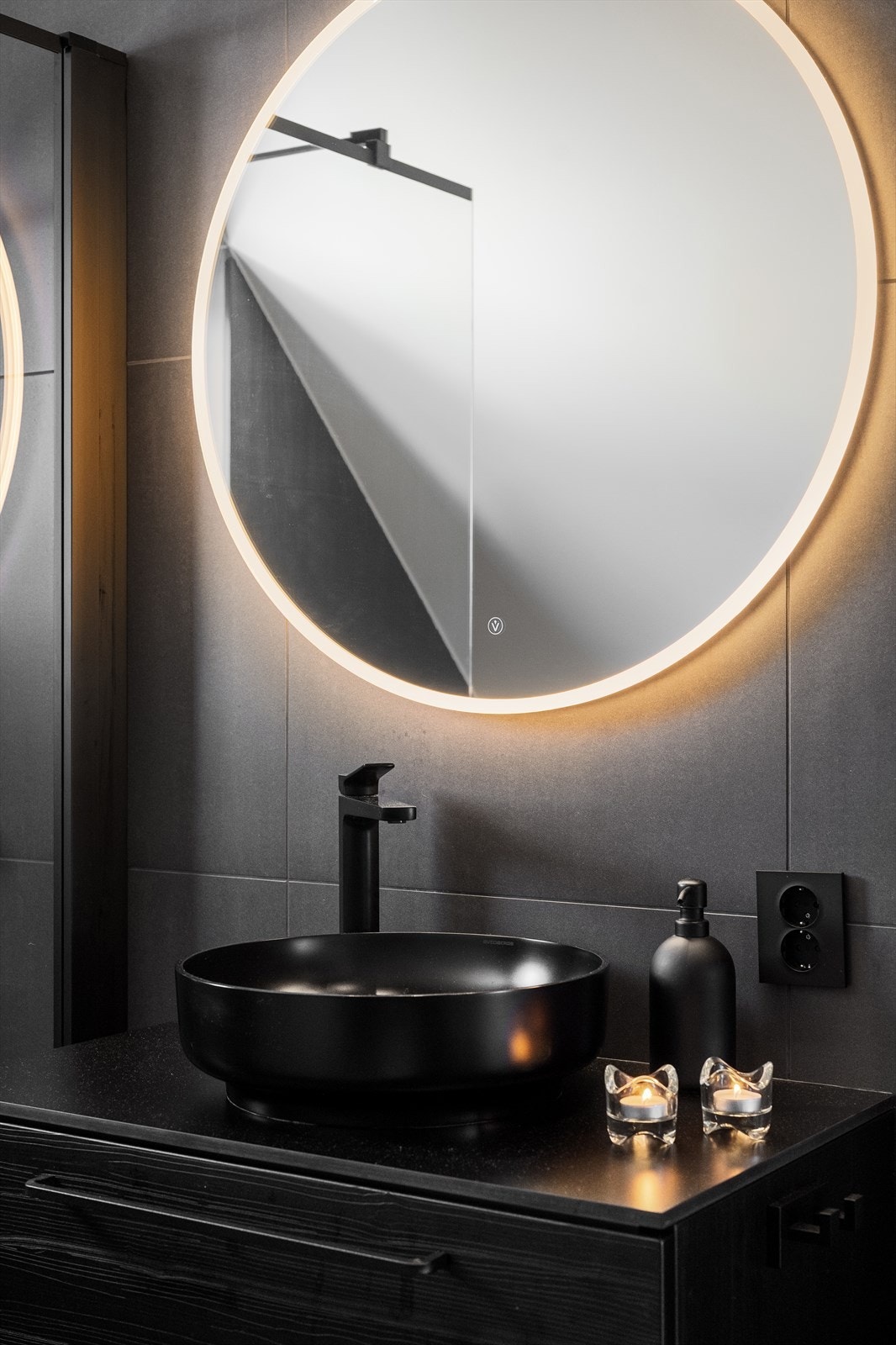 Moderne innredning med lys i speil. Galleribilde