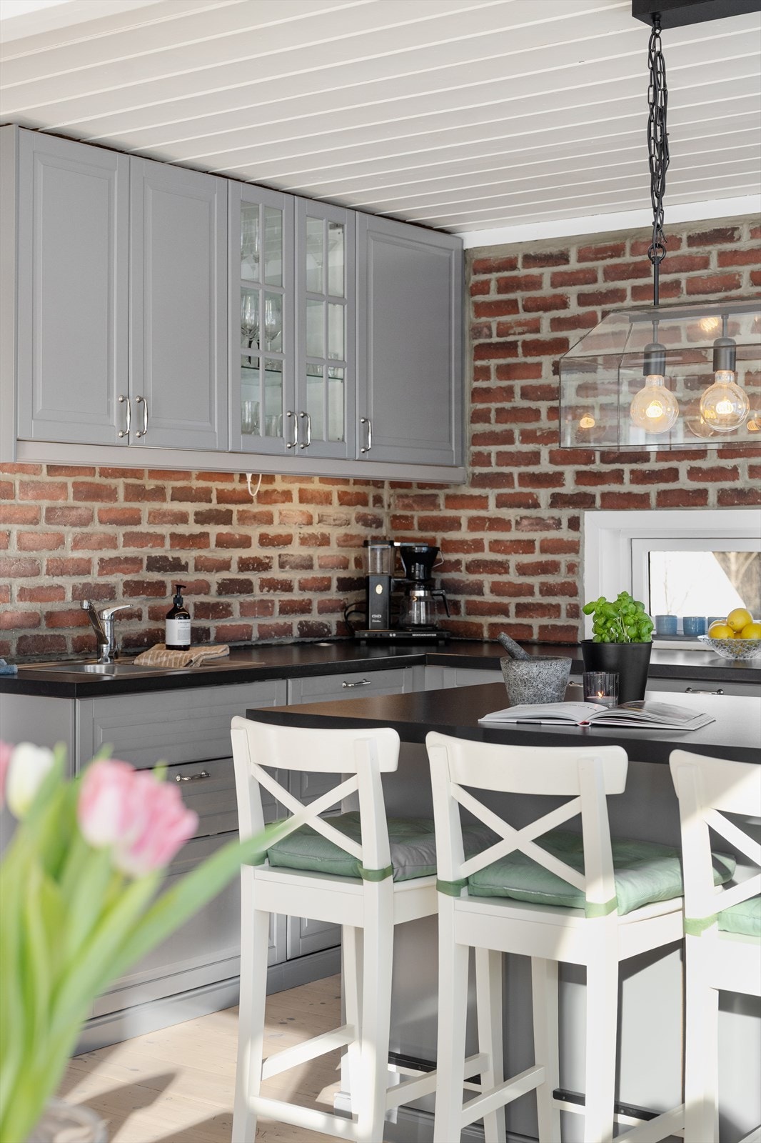 Innredningen har godt med skapplass, med en kombinasjon av tette fronter og vitrineskap. Galleribilde