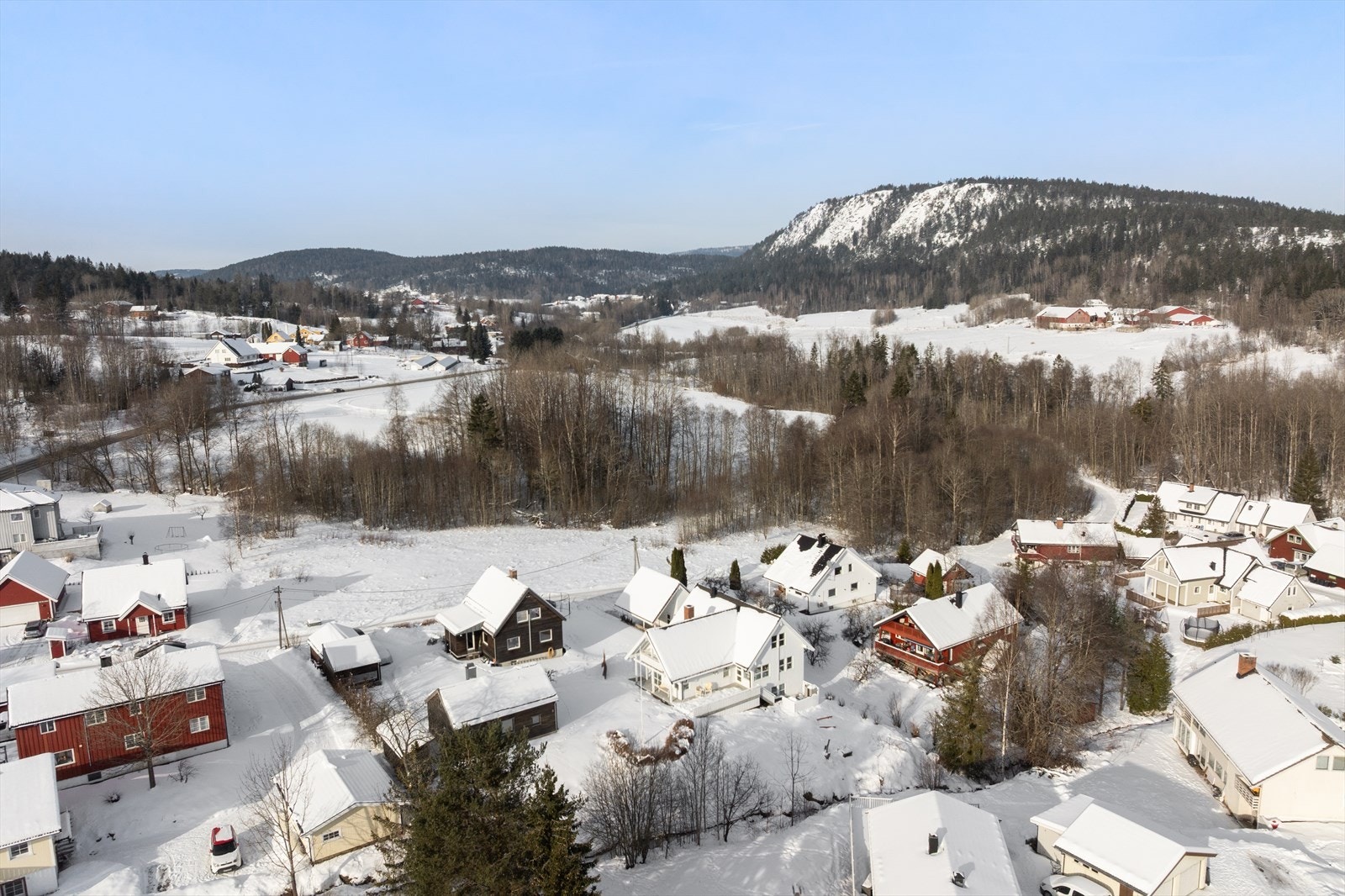 Nærområdet byr på fine turmuligheter inn i Kjekstadmarka og opp til Blåfjellhytta. Det er også kort vei til Vardåsen, diverse bade- og fiskevann som også egner seg godt som skøytebane på vinterstid. Galleribilde