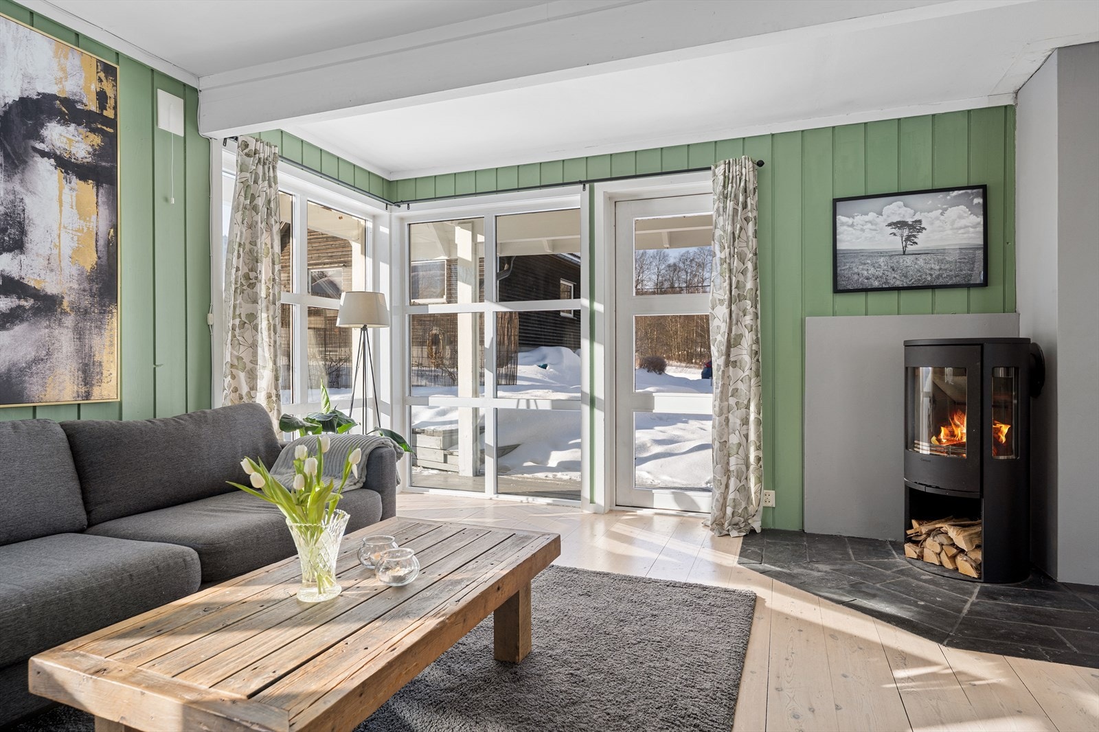 Fra stuen er det direkte utgang til terrassen på 75 m², og tilgang til den romslige hagen. Galleribilde