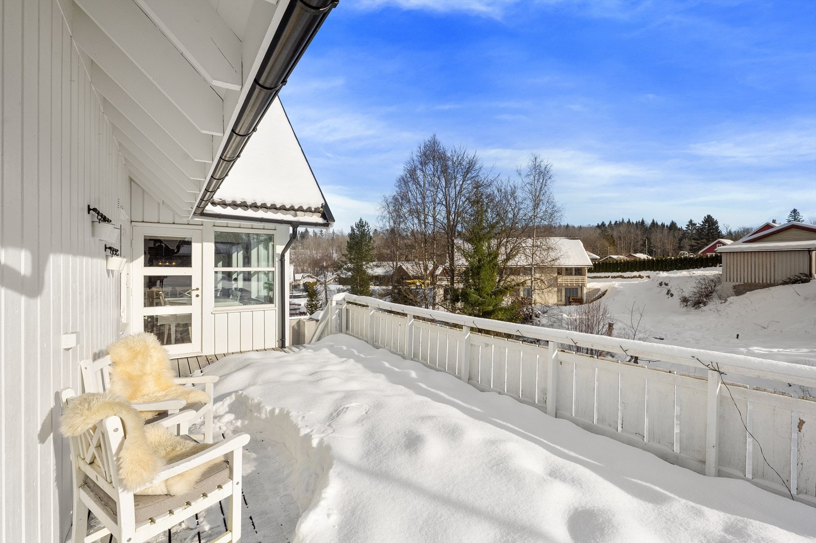 Uteområdene består av en stor hage på forsiden, samt en stor hage på baksiden. I tillegg kan du flytte deg etter solen på terrassen som strekker seg over boligens tre vegger. Galleribilde
