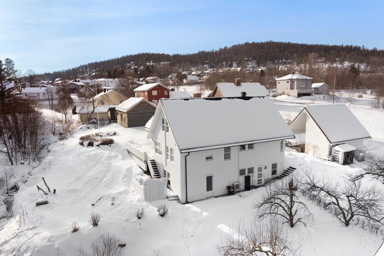 En stor og praktisk familiebolig over tre plan, med godkjent separat utleiedel og stor tomt på over 1 mål. Galleribilde