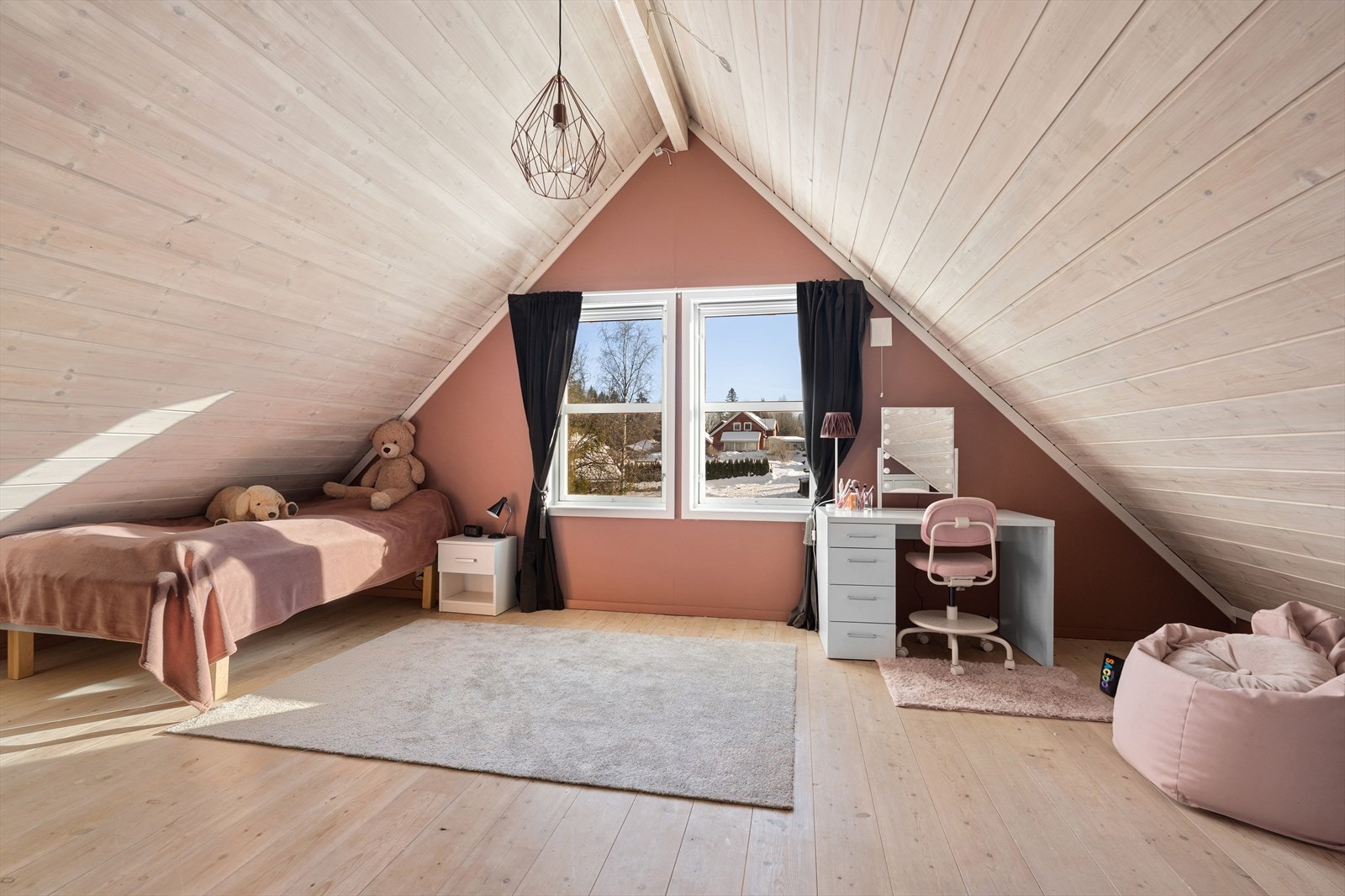 Etasjen rommer tre soverom. Samtlige av soverommene er av fine størrelser. Her har du god plass for dobbeltseng, garderobeløsninger og skrivepult. Galleribilde