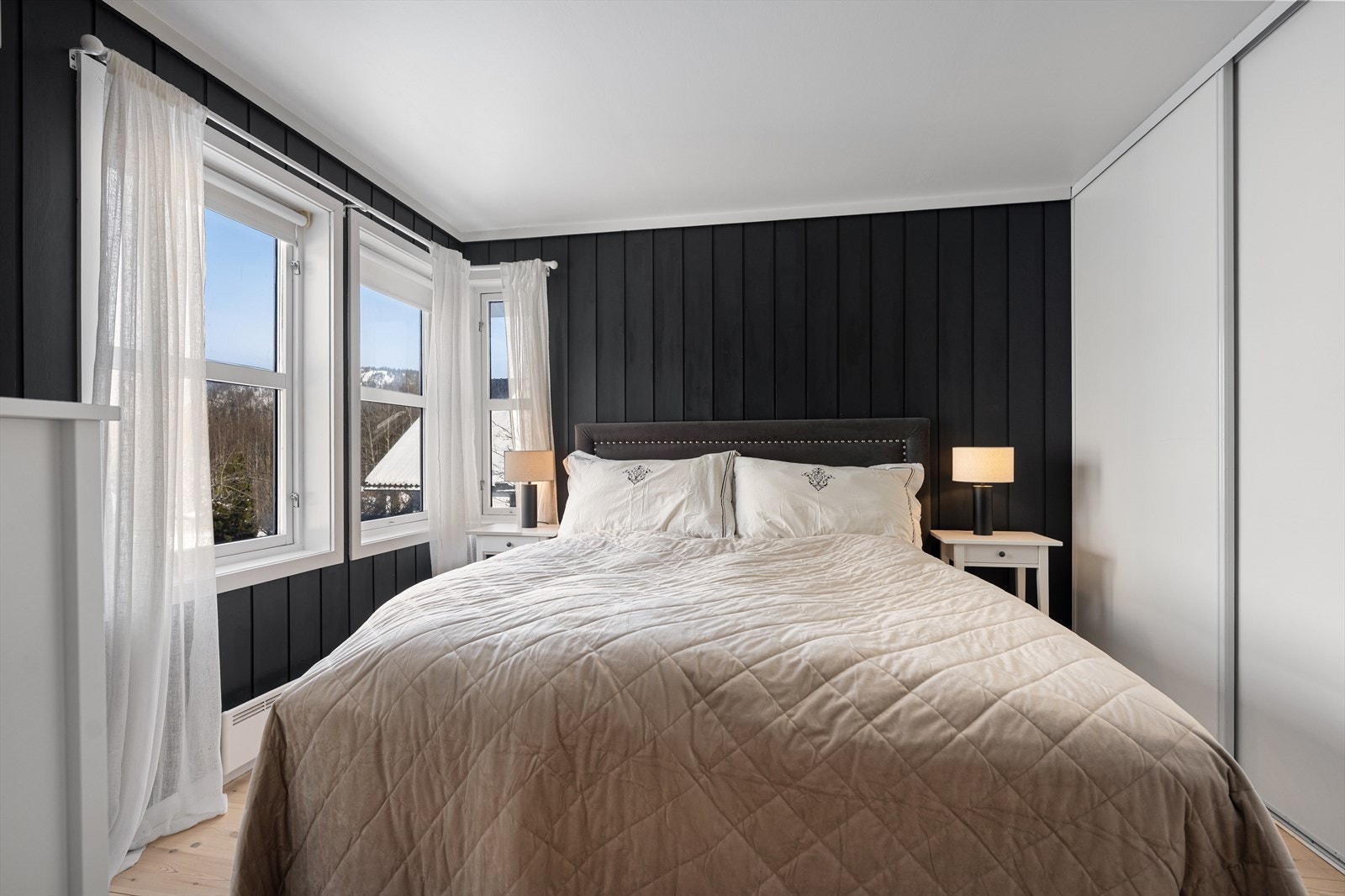 Hovedetasjen har et romslig hovedsoverom med en stor skyvedørsgarderobe. Galleribilde