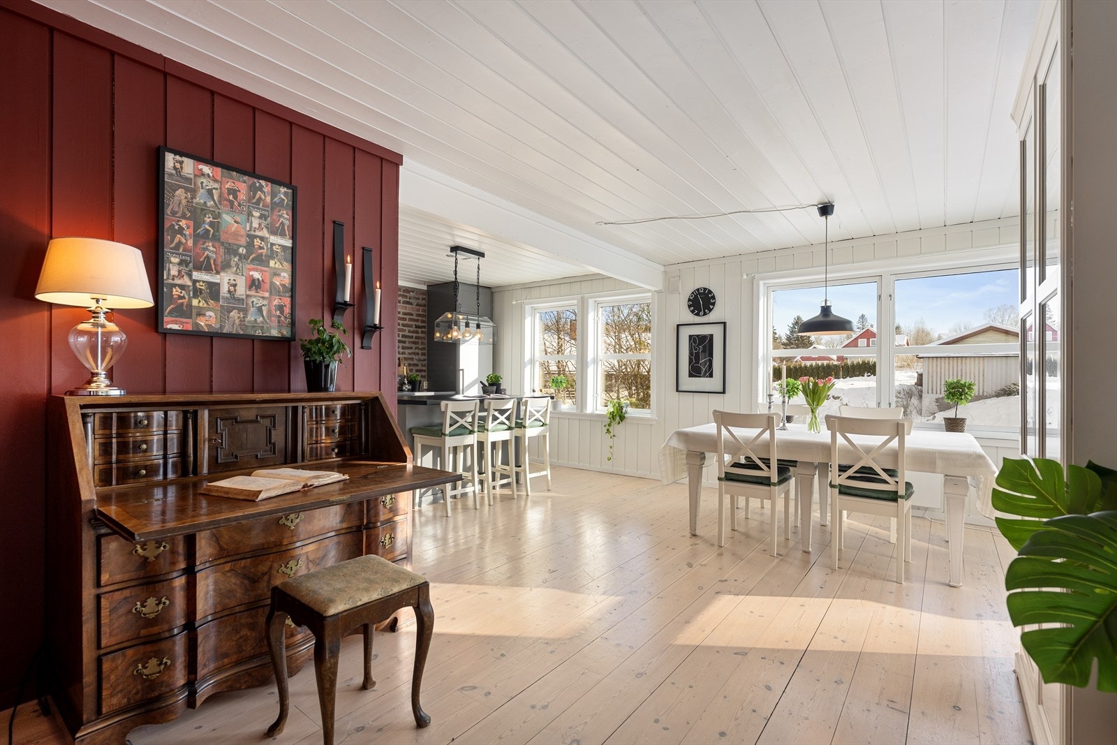 Fra hallen åpner boligen seg opp mot en stor og sosial sone med kjøkken og spisestue i åpen løsning, samt stue i delvis åpen løsning. Galleribilde