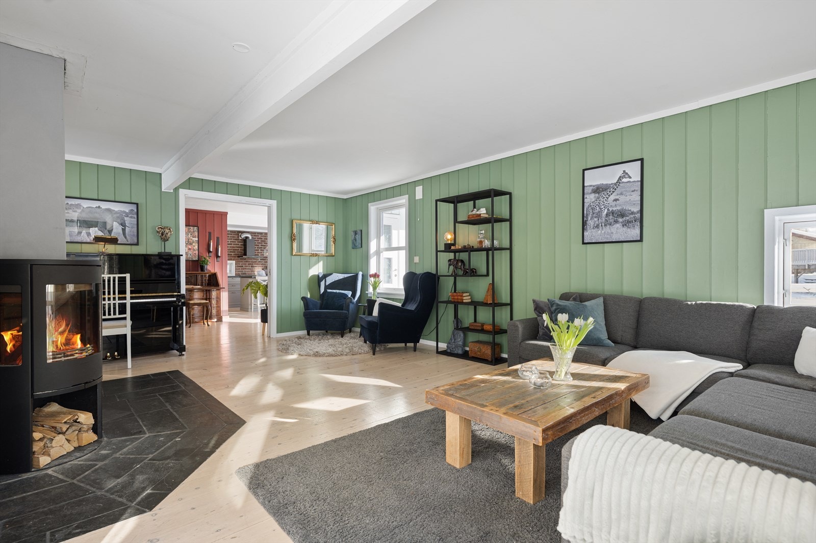 Stuen har en åpen og sosial planløsning mot kjøkken- og spisestueavdelingen. Galleribilde