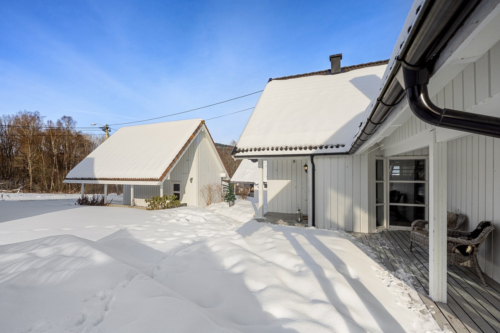 Det er rikelig med plass for parkering på tomten, i garasje og i carport. Galleribilde
