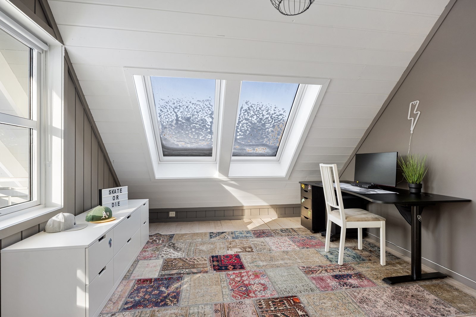 Rommet har nyere takvinduer fra 2014 som gir rikelig med lys. Galleribilde