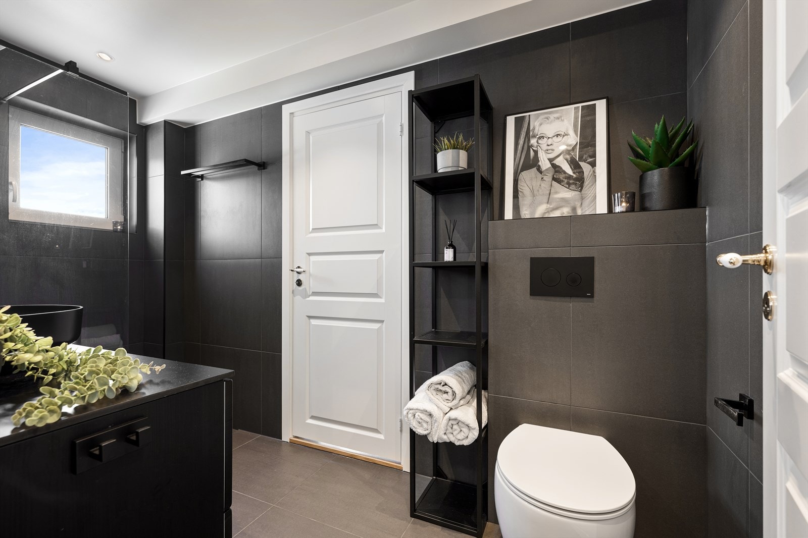 Rommet er utstyrt med vegghengt toalett og en romslig dusjsone. Galleribilde