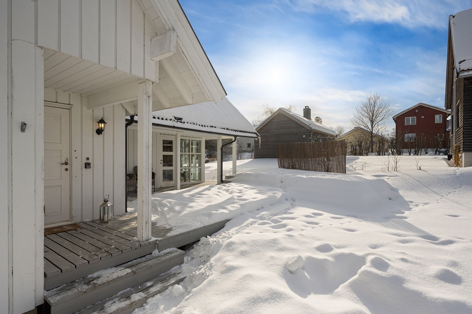 Terrassen strekker seg på utsiden rundt entré, kjøkken/spisestue og stue. Galleribilde
