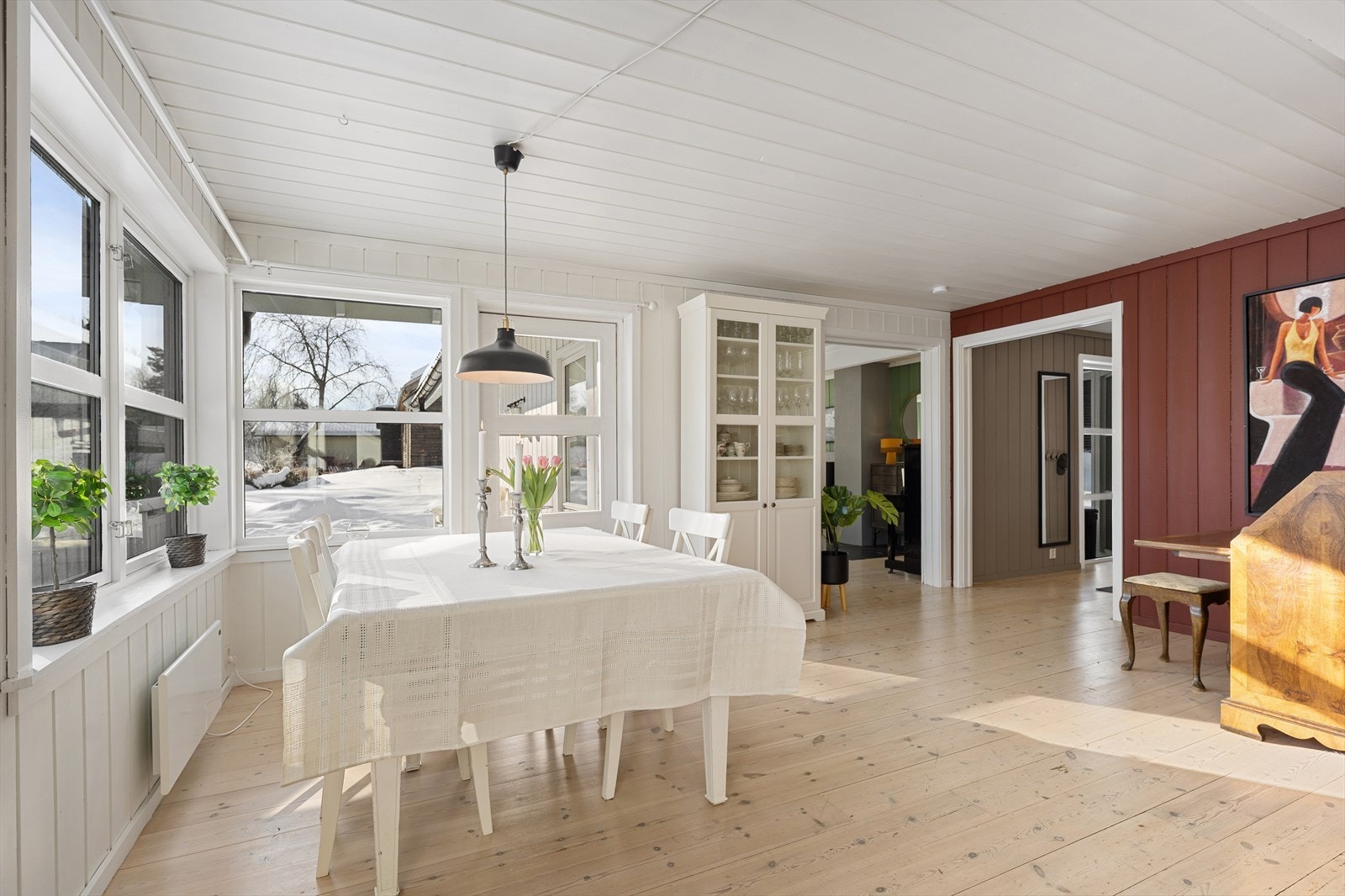 Gjennomgående gulvbord binder sonene i første etasje sammen og skaper et helhetlig uttrykk. Galleribilde