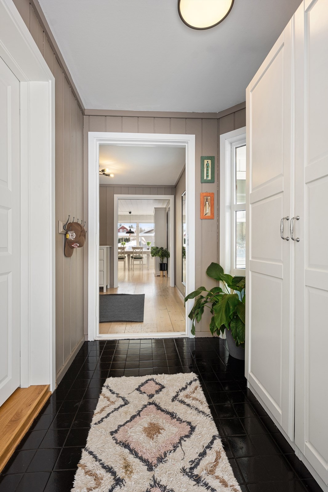 Velkommen inn. Vindfanget er innredet med garderobeskap for oppbevaring av sko og yttertøy. Galleribilde