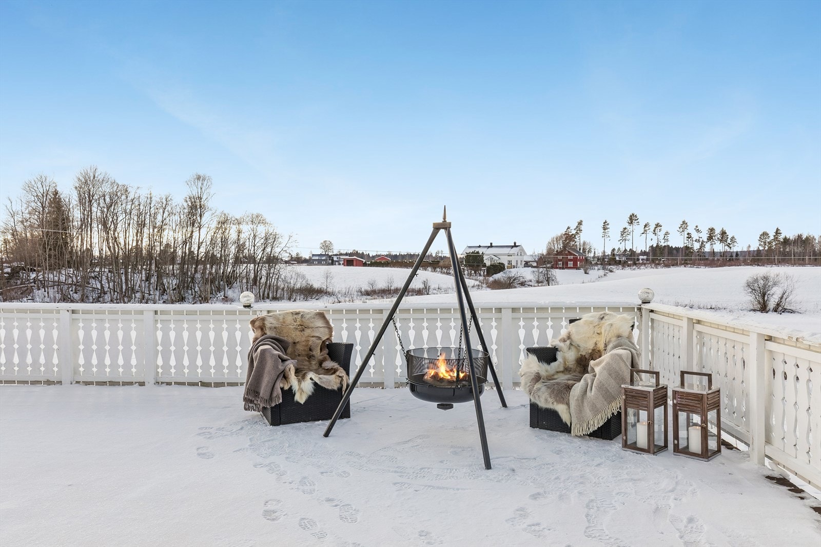 Terrasse med fin utsikt over kulturlandskapet rundt eiendommen Galleribilde
