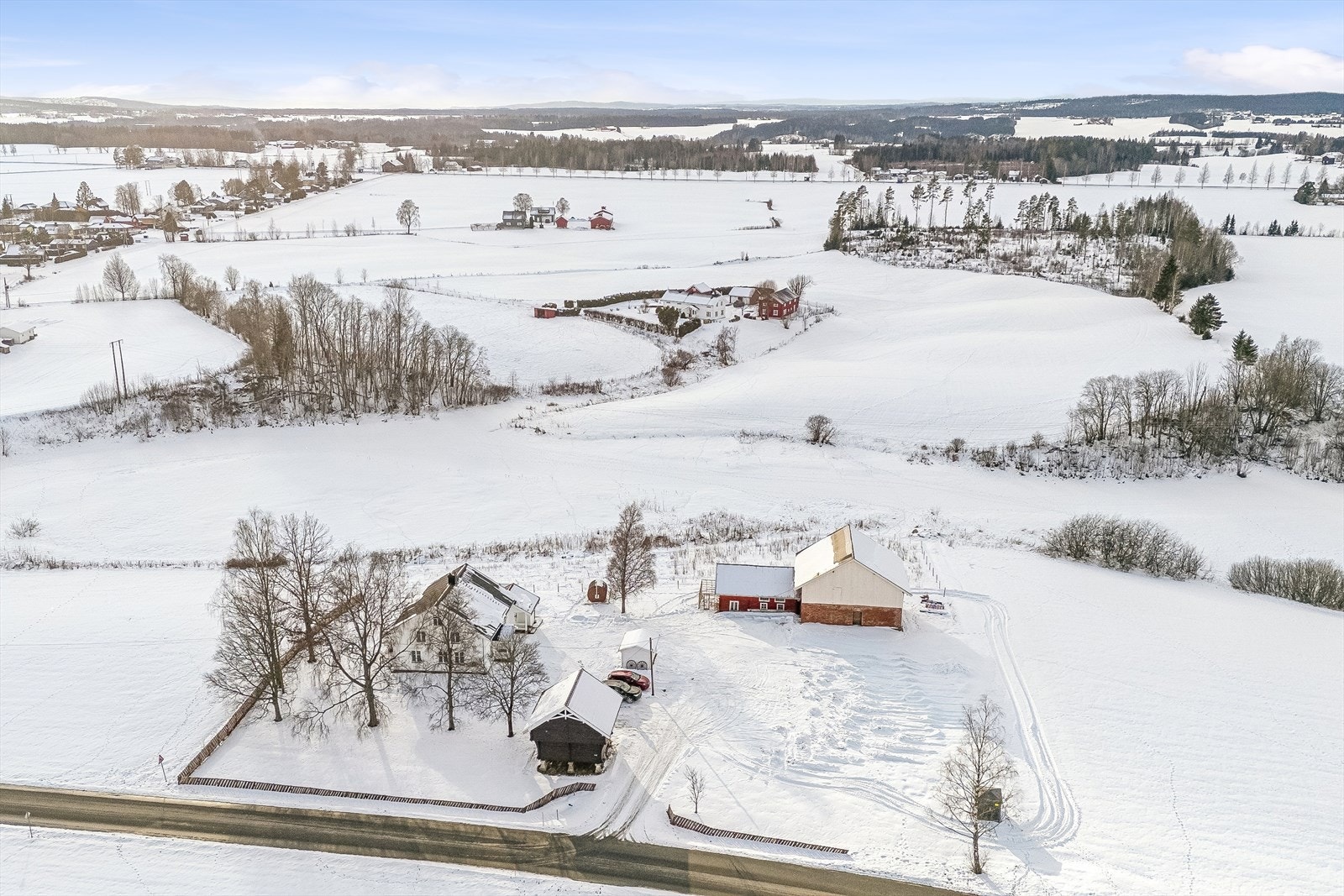 Oversiktsbilde over eiendommen og kulturlandskapet/bygda Galleribilde